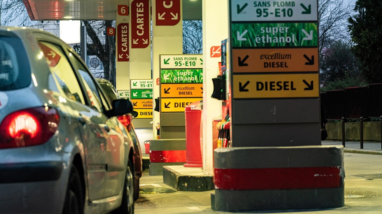 După gaze și petrol, rezervele globale de motorină se epuizează și ele. Rafinăriile nu mai țin pasul cu cererea în creștere