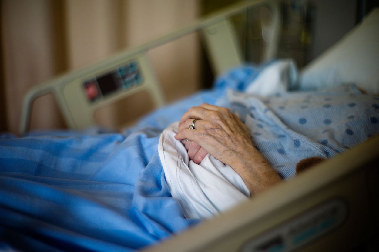 O femeie care a mers la spital pentru că avea dureri de cap a fost tratată pentru sinuzită, dar apoi a aflat că are cancer