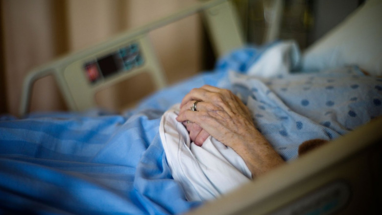 Femeie în vârstă într-un pat de spital.