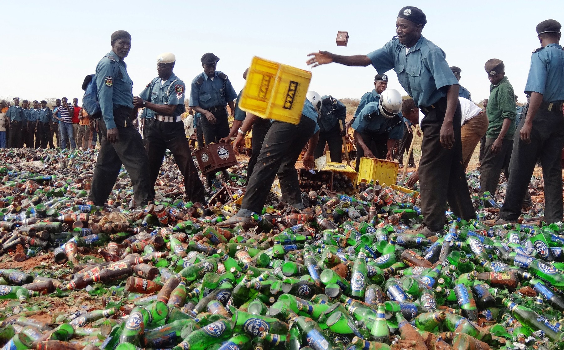 Aproape 4 milioane de sticle de bere au fost strivite cu buldozerul și arse în Nigeria. Consumatorii de alcool riscă să fie biciuiți