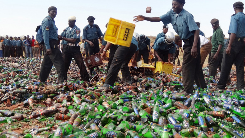 Polițiști aruncă sticle de bere