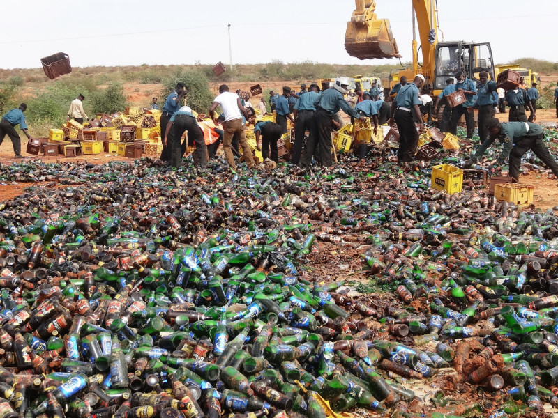 Aproape 4 milioane de sticle de bere au fost strivite cu buldozerul și arse în Nigeria. Consumatorii de alcool riscă să fie biciuiți