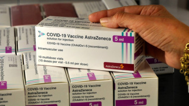 Cutii cu doze de vaccin AstraZeneca.