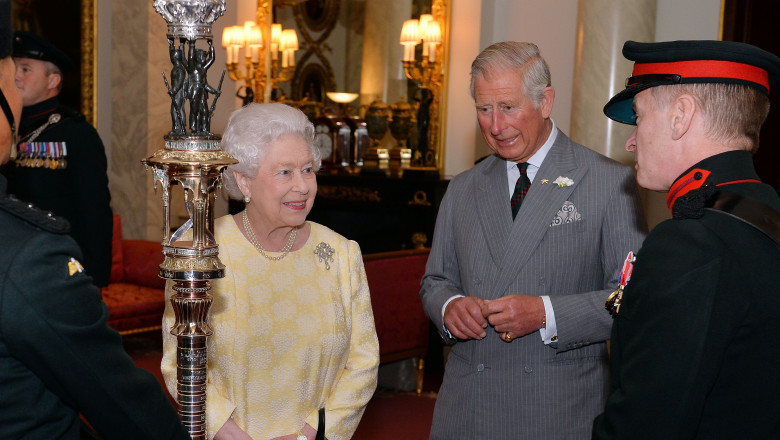 Regina Elisabeta a II-a, alături de Prințul Charles.