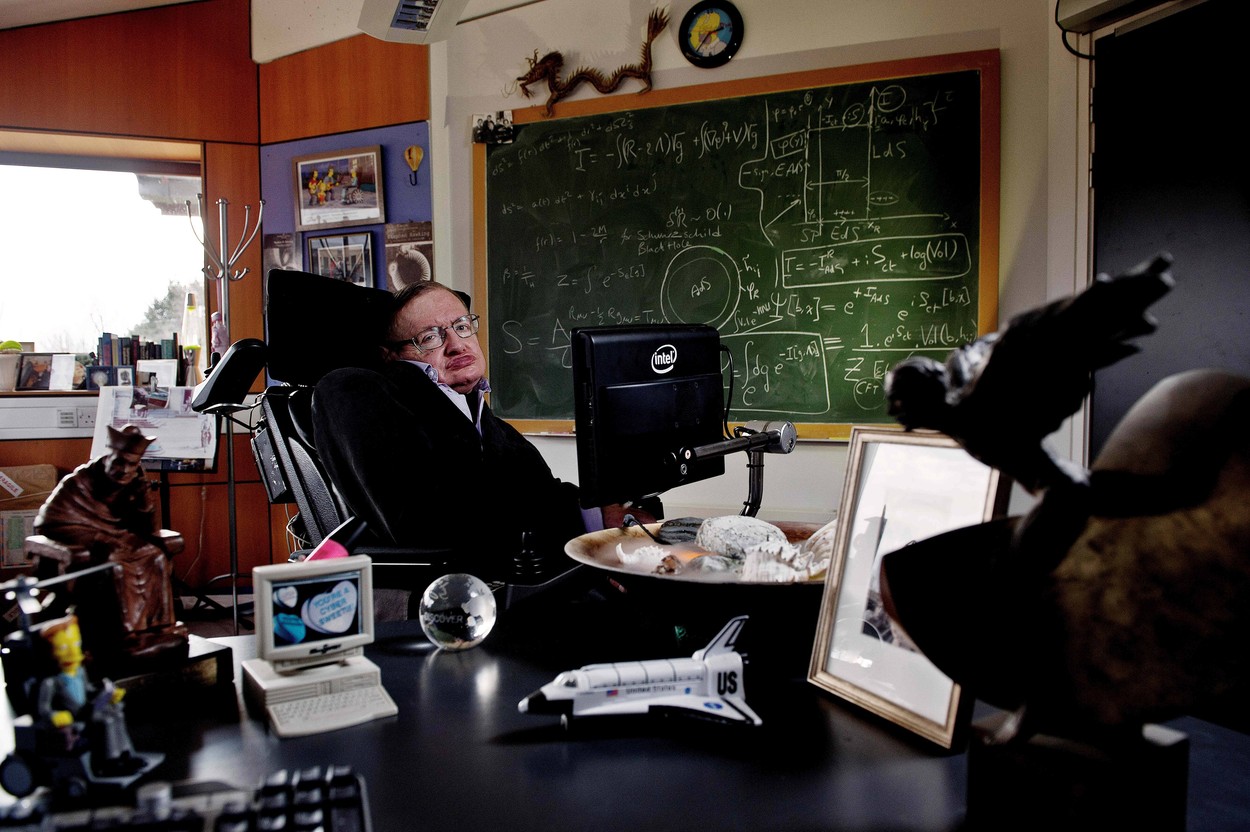 Celebra tablă cu ecuații și glume, ochelarii, scaunul cu rotile ale lui Stephen Hawking, expuse pentru prima dată publicului la Londra