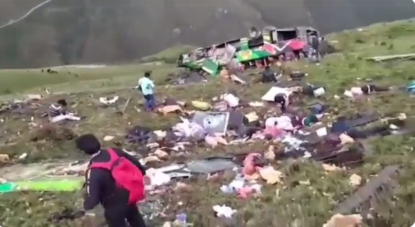 Cel puţin 20 de morţi în Peru, printre care o fetiță de 4 ani, după ce un autocar a căzut într-o prăpastie