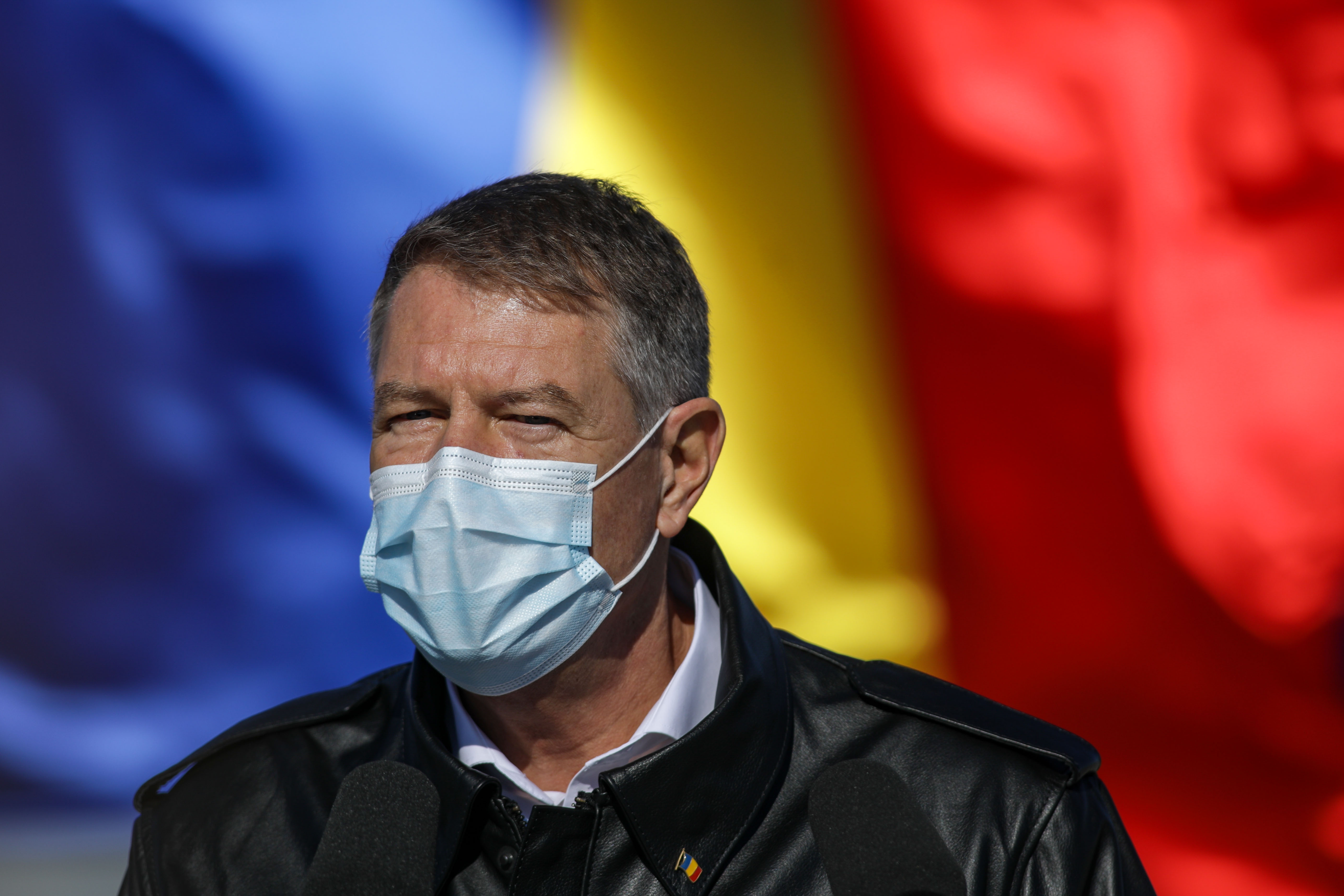 Klaus Iohannis i-a decorat pe cei 8 militari care și-au pierdut viața în accidentele aviatice din județul Constanța