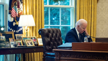 Joe Biden, vorbind la telefon din Biroul Oval. Foto: Profimedia Images