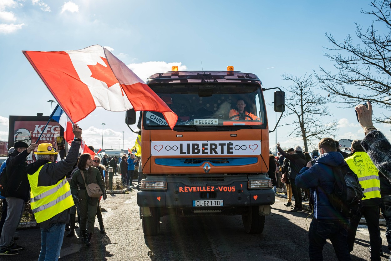 Buldozere și tunuri cu apă, pregătite de poliția din Paris pentru protestul „Convoiul libertății”