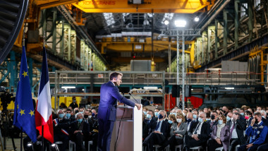Emmanuel Macron vorbește în fața mulțimii într-o uzină