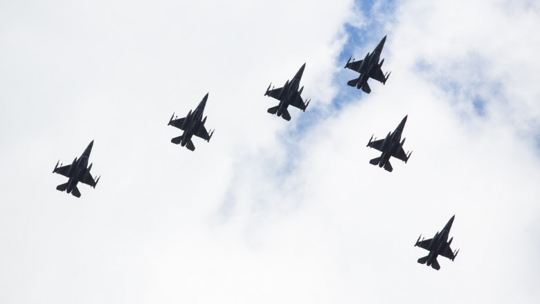 Avioane F-16 zboară în formație.