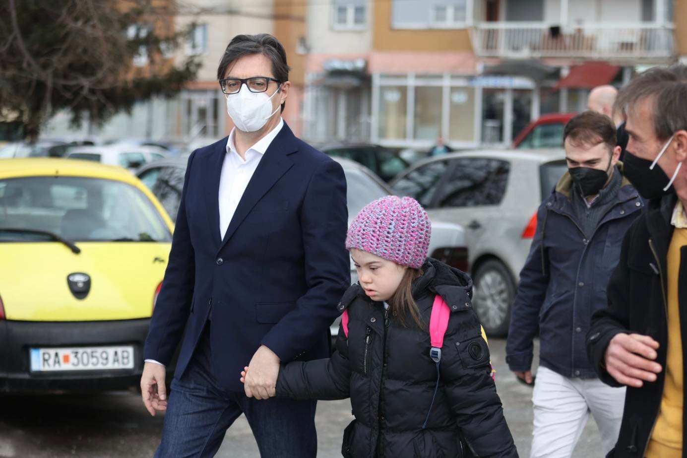 O fetiță cu sindromul Down, hărțuită de colegii de clasă, a fost dusă la școală chiar de președintele țării