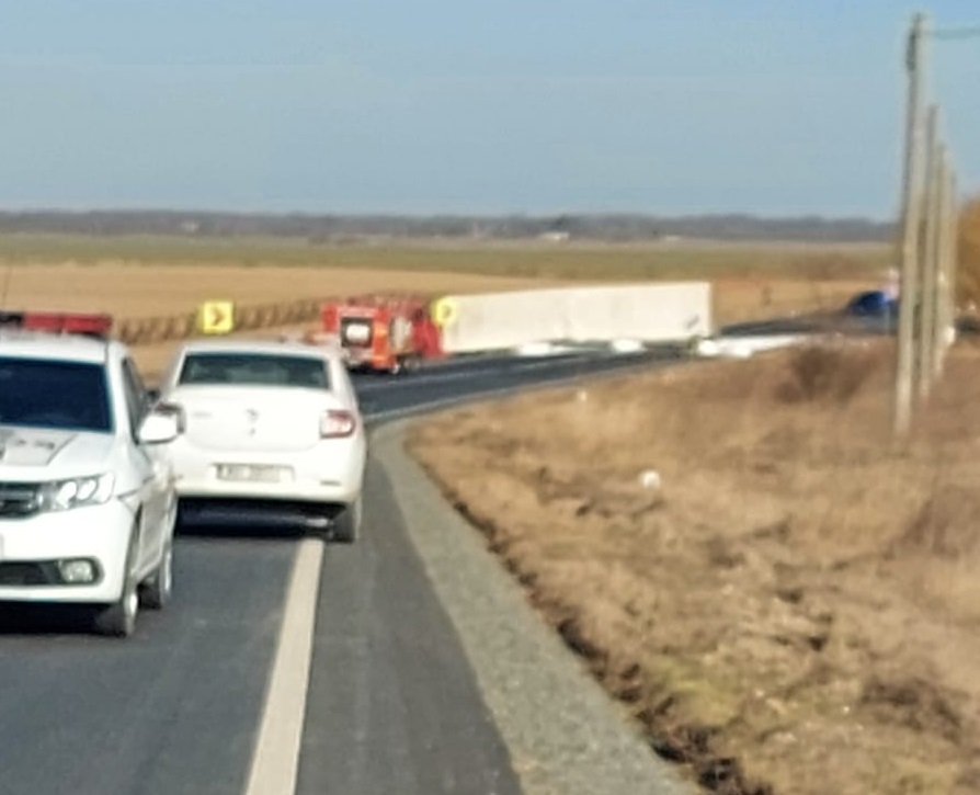 Un TIR cu 24 de tone de azotat de amoniu s-a răsturnat la Ţăndărei