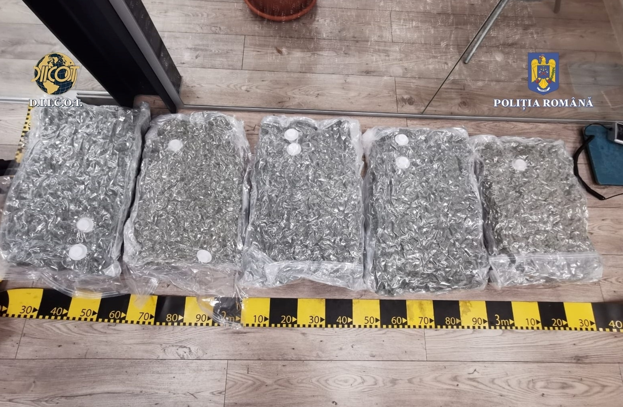 Bărbat prins în flagrant cu un colet cu aproape 10 kilograme de canabis. Pachetul ar fi fost primit din Spania