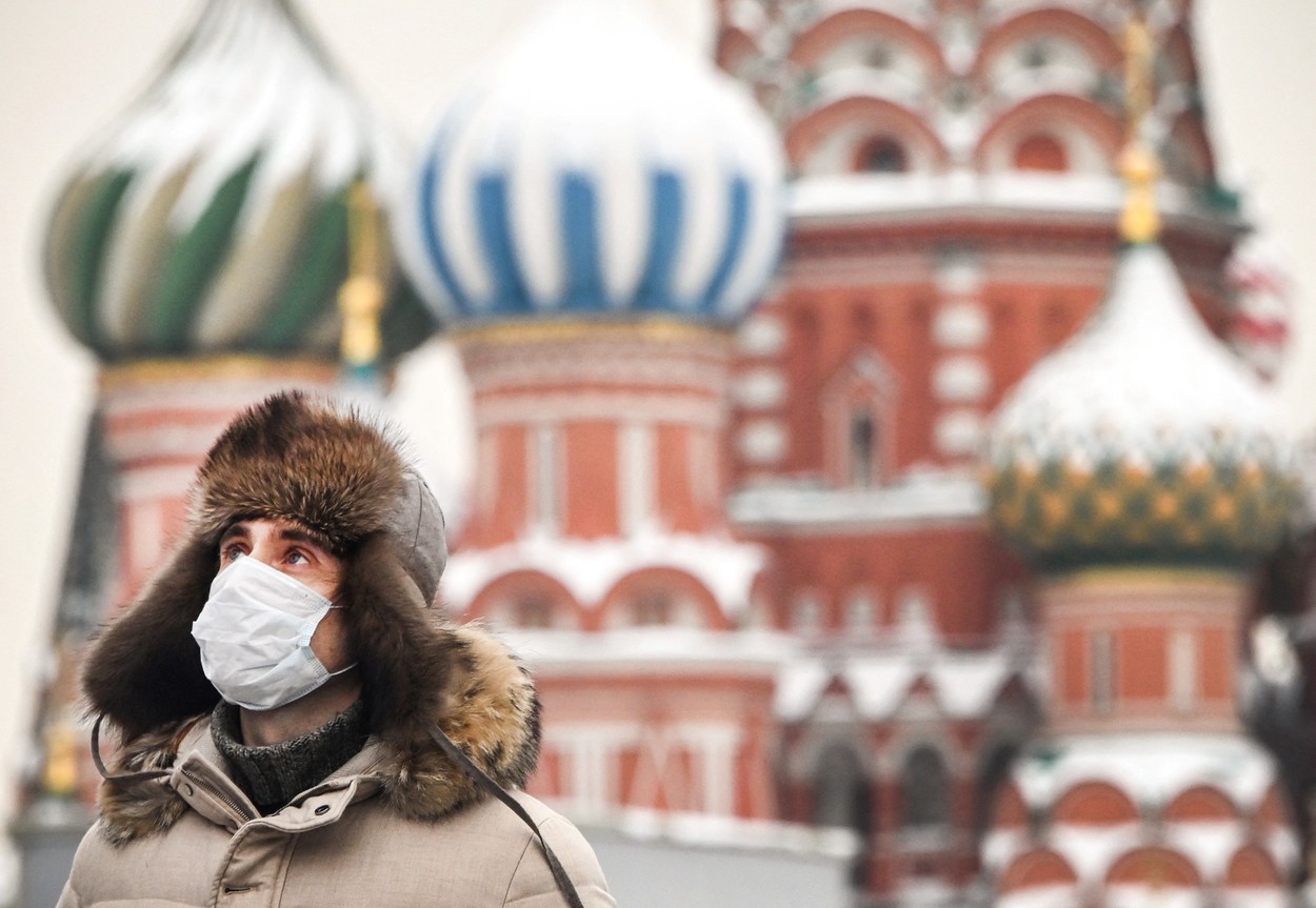 Putin ține lumea în suspans în legătură cu Ucraina, dar se confruntă cu o provocare internă: Omicron (NYT)