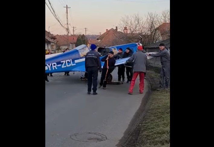 VIDEO. Un avion de antrenament a ajuns pe ulițele unui sat din Hunedoara, după o aterizare forțată pe un câmp
