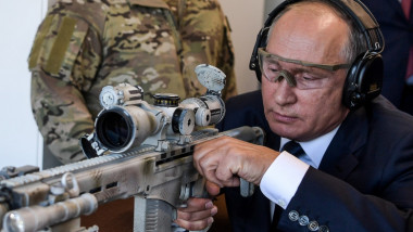 Preşedintele Rusiei, Vladimir Putin, cu o arma in mana
