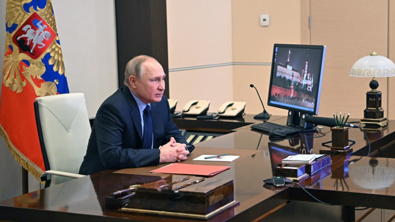 vladimir Putin in birou discutand prin videoconferinta