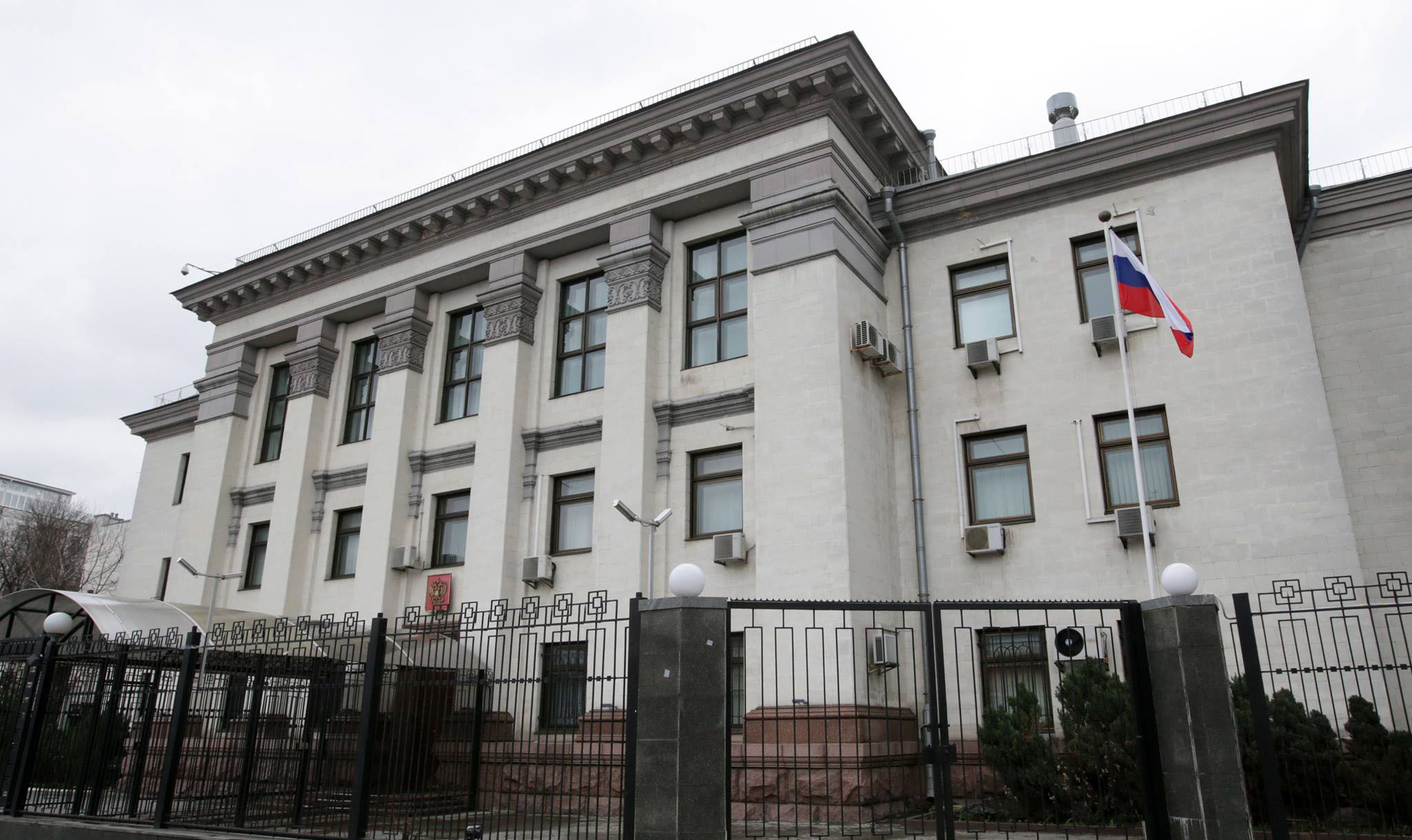 RIA Novosti: Rusia a început să evacueze personalul diplomatic din Ucraina. Moscova vorbește de „optimizarea personalului”
