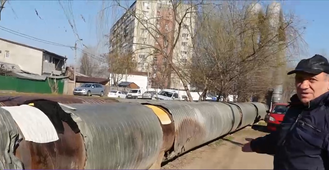 Bucureștenii din Ferentari își usucă rufele pe conducta RADET proiectată să alimenteze Casa Poporului
