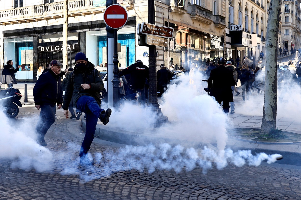 VIDEO. Incidente la protestul „Convoiul libertății” la Paris. Poliţia a tras cu gaze lacrimogene asupra manifestanţilor