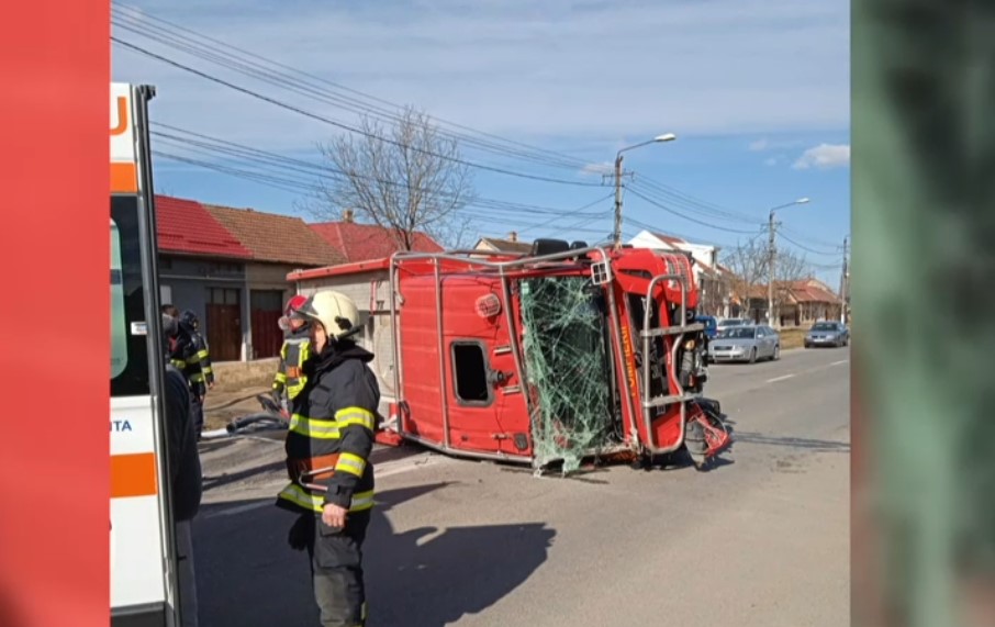 VIDEO. O maşină de pompieri s-a răsturnat, după ce a fost implicată într-un accident la Caransebeş. Patru persoane au fost rănite