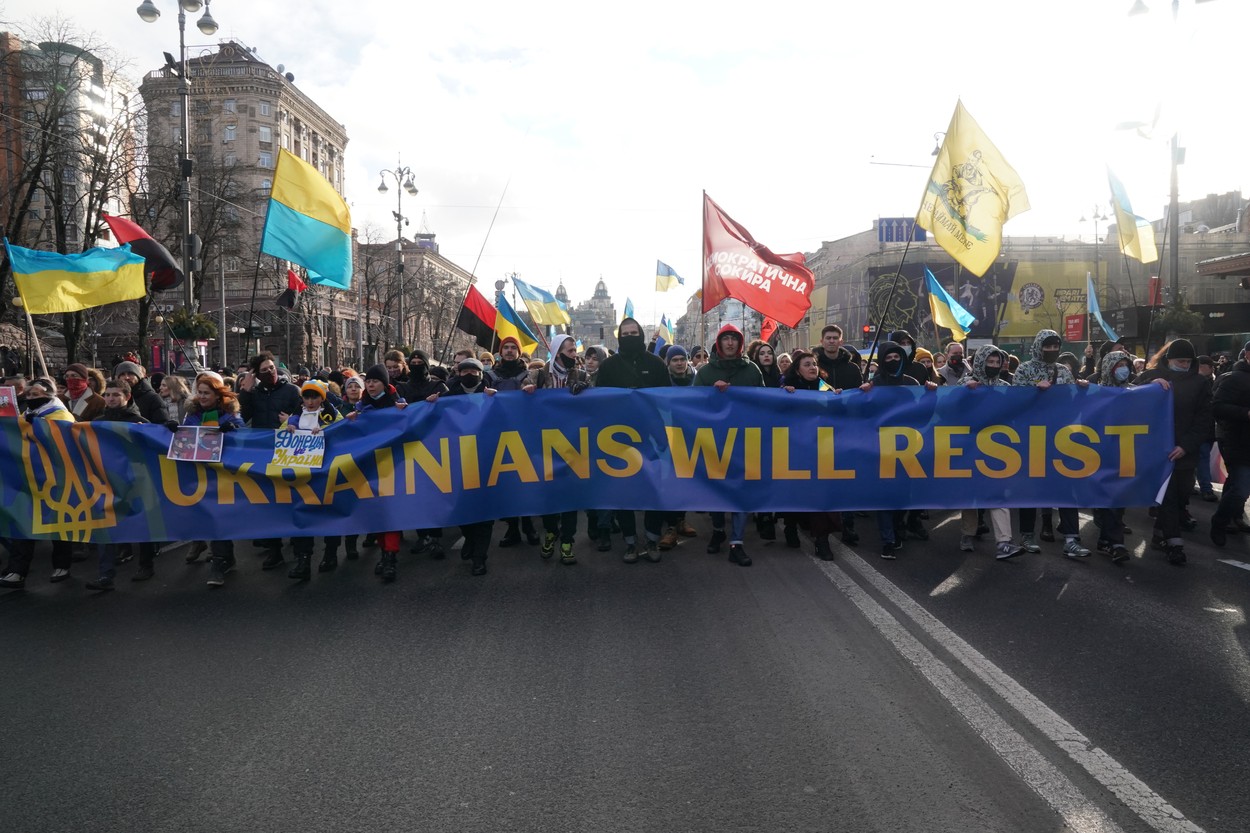Proteste de amploare la Kiev. Mii de oameni au ieşit în stradă: „Ucrainenii vor rezista”