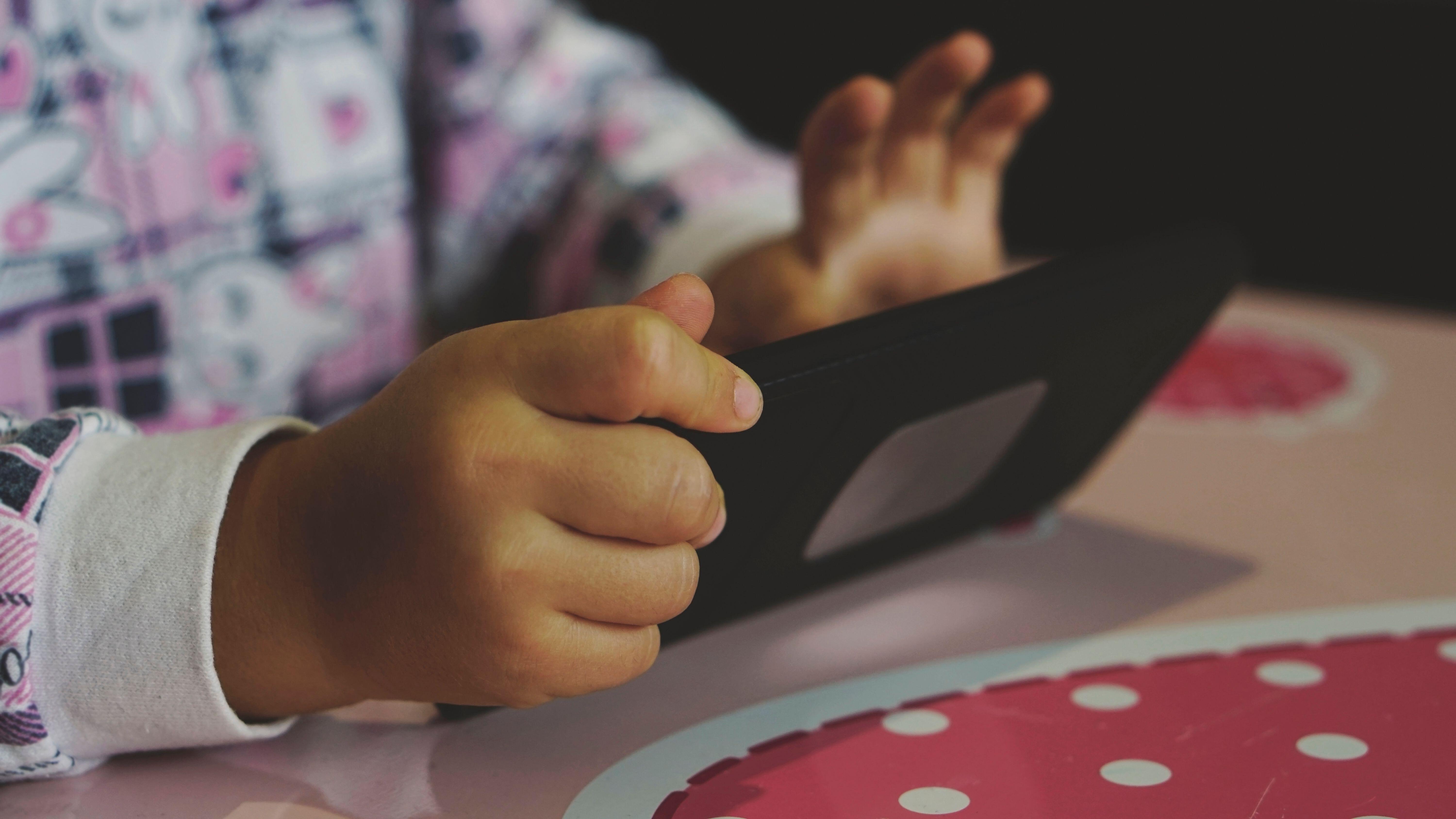 O fetiță de 10 ani, cu părinți surdomuți, a sunat la 112 pentru a-și salva fratele care nu se simțea bine