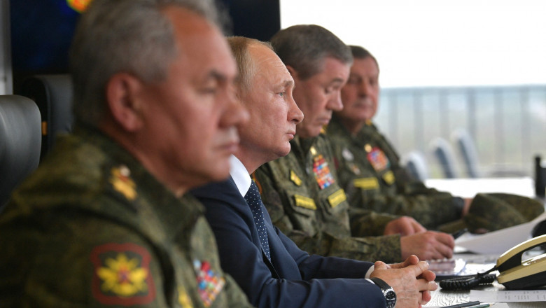 Vladimir Putin privește exerciții militare alături de oficiali de top ai armatei ruse