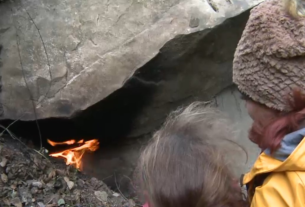 VIDEO Fenomen natural spectaculos într-o localitate din Buzău: Focul viu a fost descoperit de localnici în urmă cu doi ani