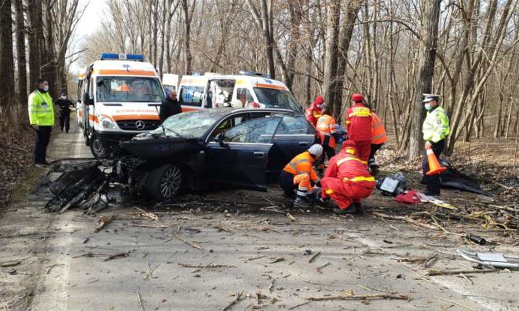 Un copil și doi adulți au murit după ce mașina în care se aflau s-a izbit de un copac. Alte trei persoane au fost rănite grav