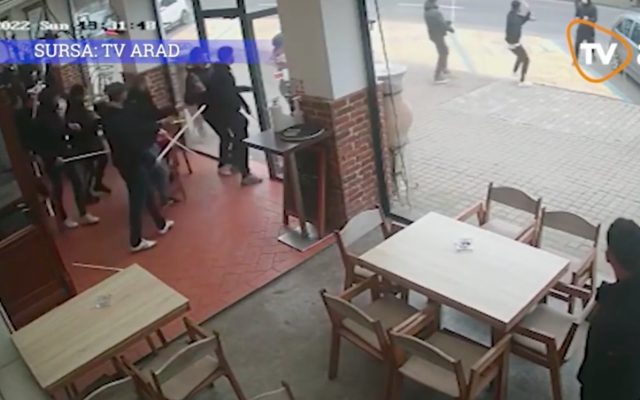 VIDEO Bătaie cu bâte între suporterii UTA Arad și Dinamo, înaintea unui meci de fotbal