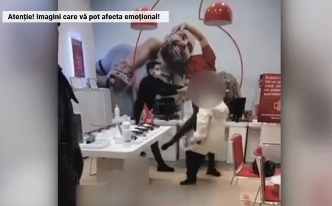 VIDEO. Incident într-un centru comercial din București. O femeie a fost trântită la pământ de angajatul unui magazin