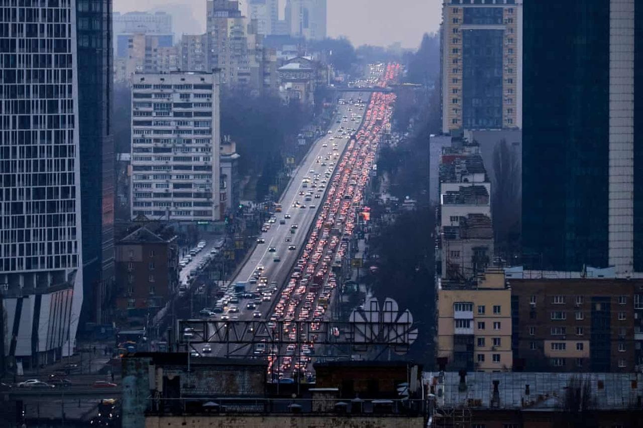 Scene dramatice în orașele atacate. În Kiev oamenii se roagă pe străzi sau fug din oraș, ieșirea e blocată de coloane de mașini