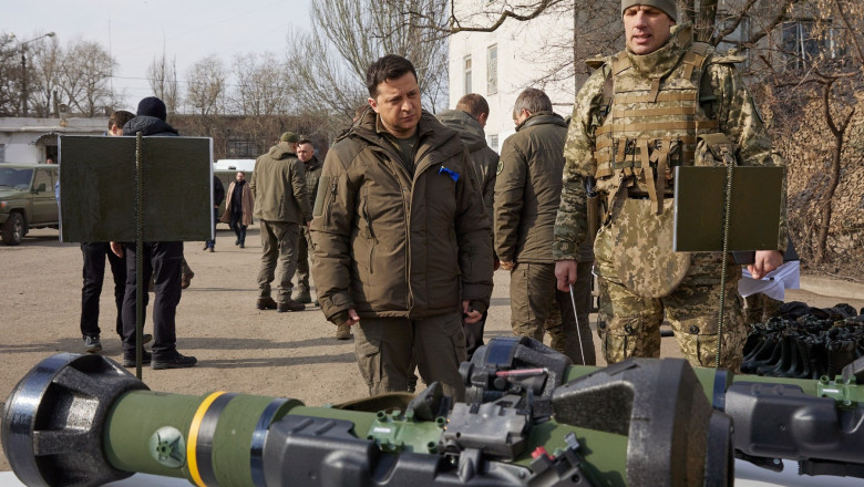 Volodimir Zelenski într-o inspecție a echipamentului militar ucrainean