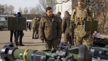 Volodimir Zelenski într-o inspecție a echipamentului militar ucrainean