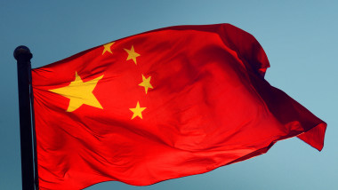 Steagul Chinei flutura pe fondul cerului albastru