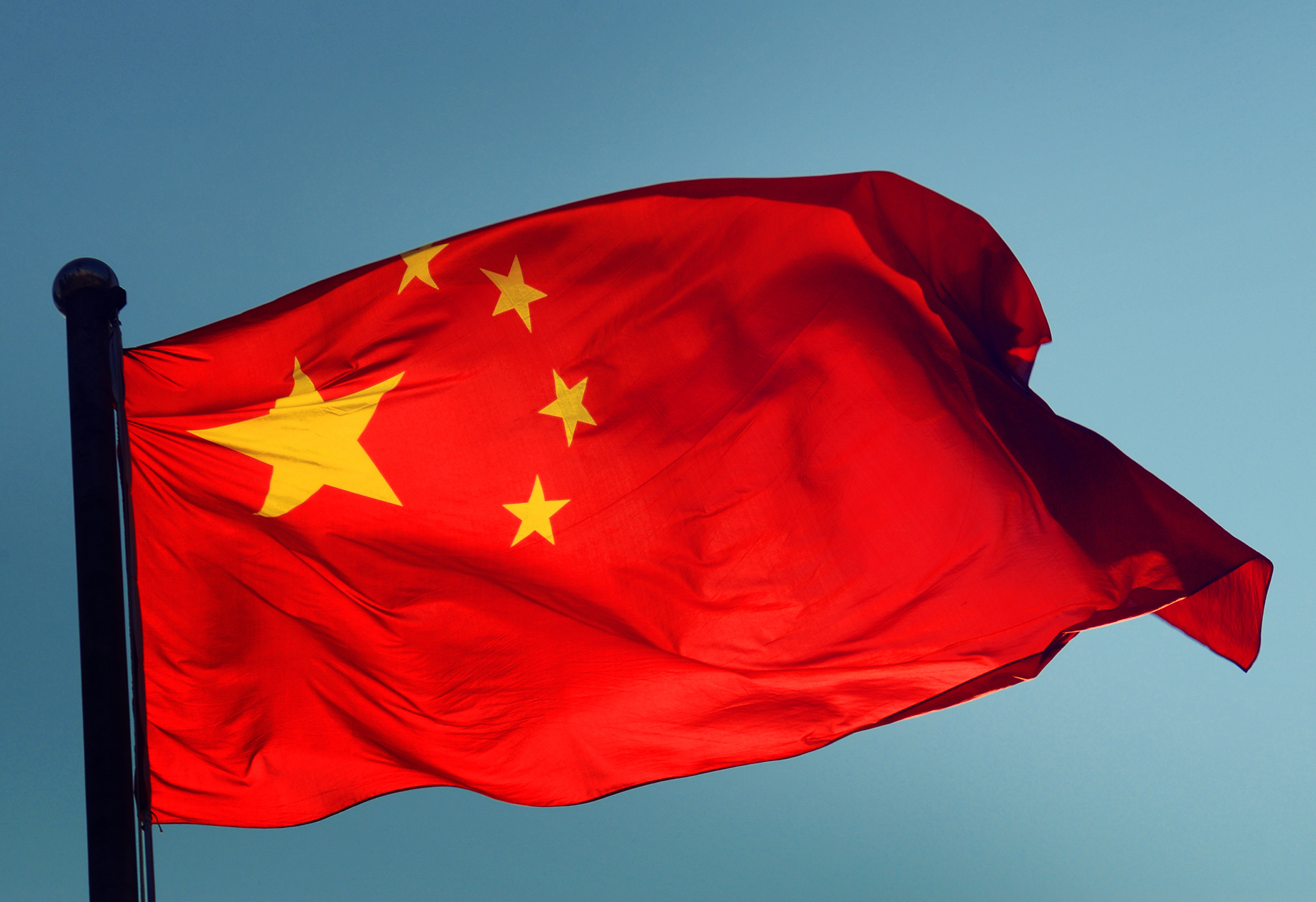 Ambasada Chinei din Ucraina îşi îndeamnă cetăţenii să afişeze steagul chinez pe maşini