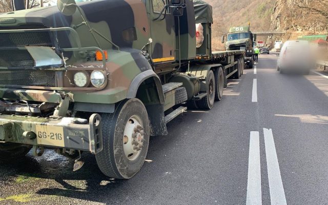 Trei autovehicule militare NATO au fost implicate într-un accident pe Valea Oltului