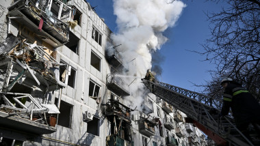 Pompierii sting un incendiu provocat de un bombardament