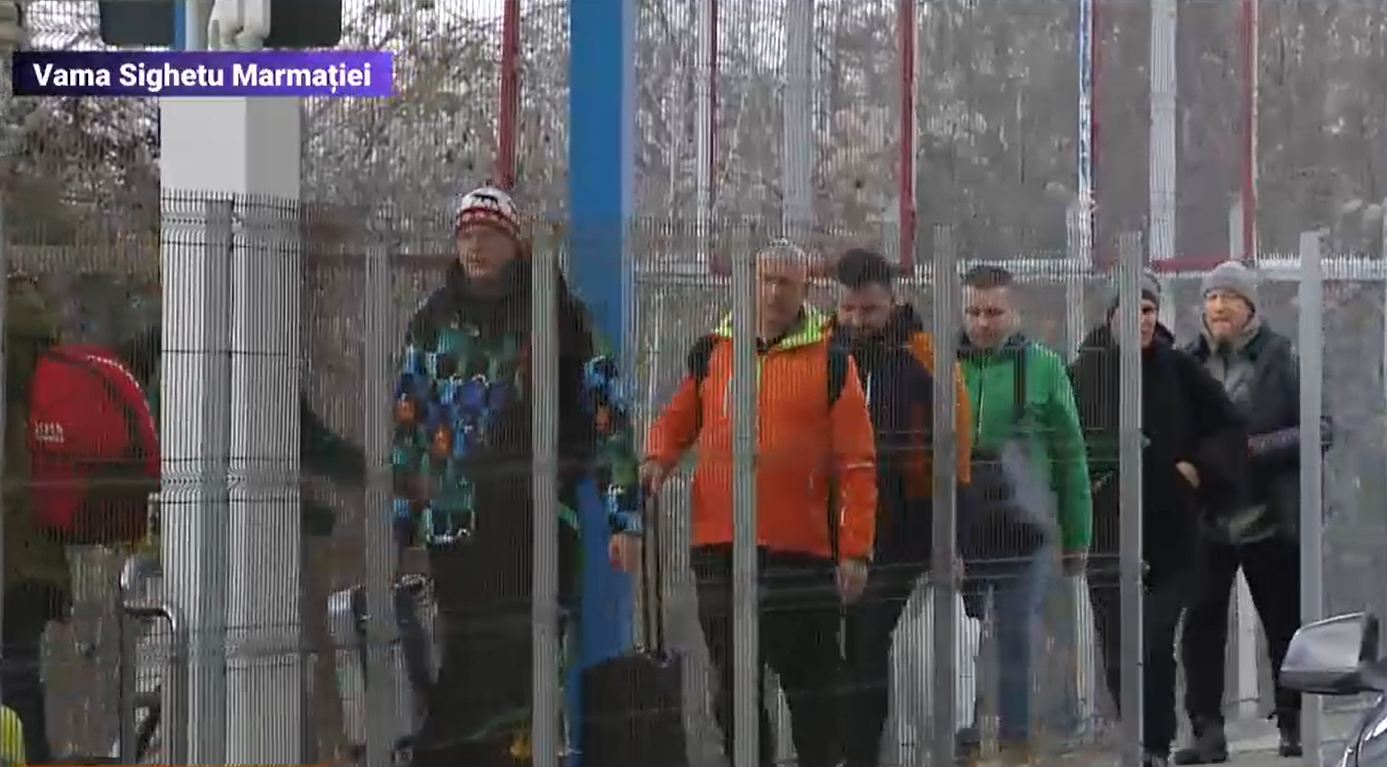 Ucraineni vin pe jos în România, de teama războiului. Mii de oameni așteaptă să intre prin vama Siret