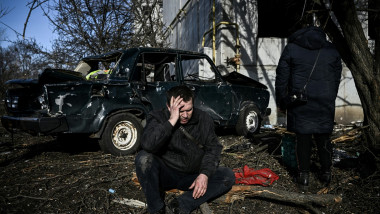 Mașină distrusă într-un bombardament la Ciuguiev.