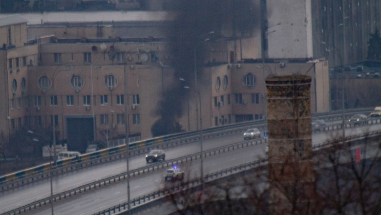 Scenă din capitala Ucraine, Kiev, după ce Rusia a lansat invazia. Se vede fum dintr-o clădire guvernamentală, unde se ard documente secrete.
