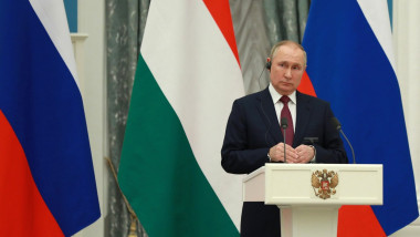 preşedintele rus Vladimir Putin la o conferinta de presa sta la pupitru