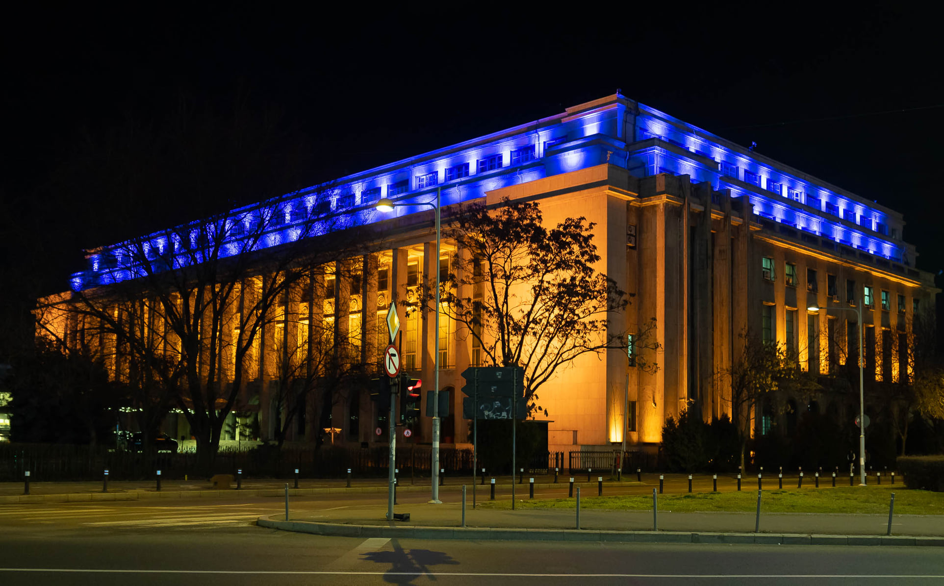 Clădirea Guvernului a fost iluminată în culorile drapelului Ucrainei, în semn de solidaritate