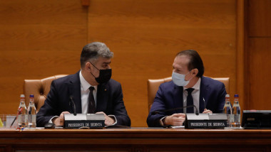 Ciolacu și Cîțu la o ședință în Parlament.