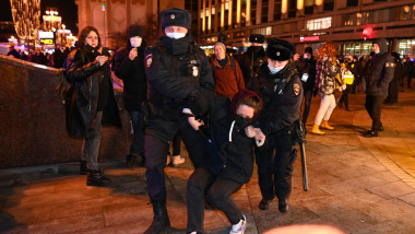 femeie arestata de politie in timpul uni protest la moscova farta de razboiul din ucraina