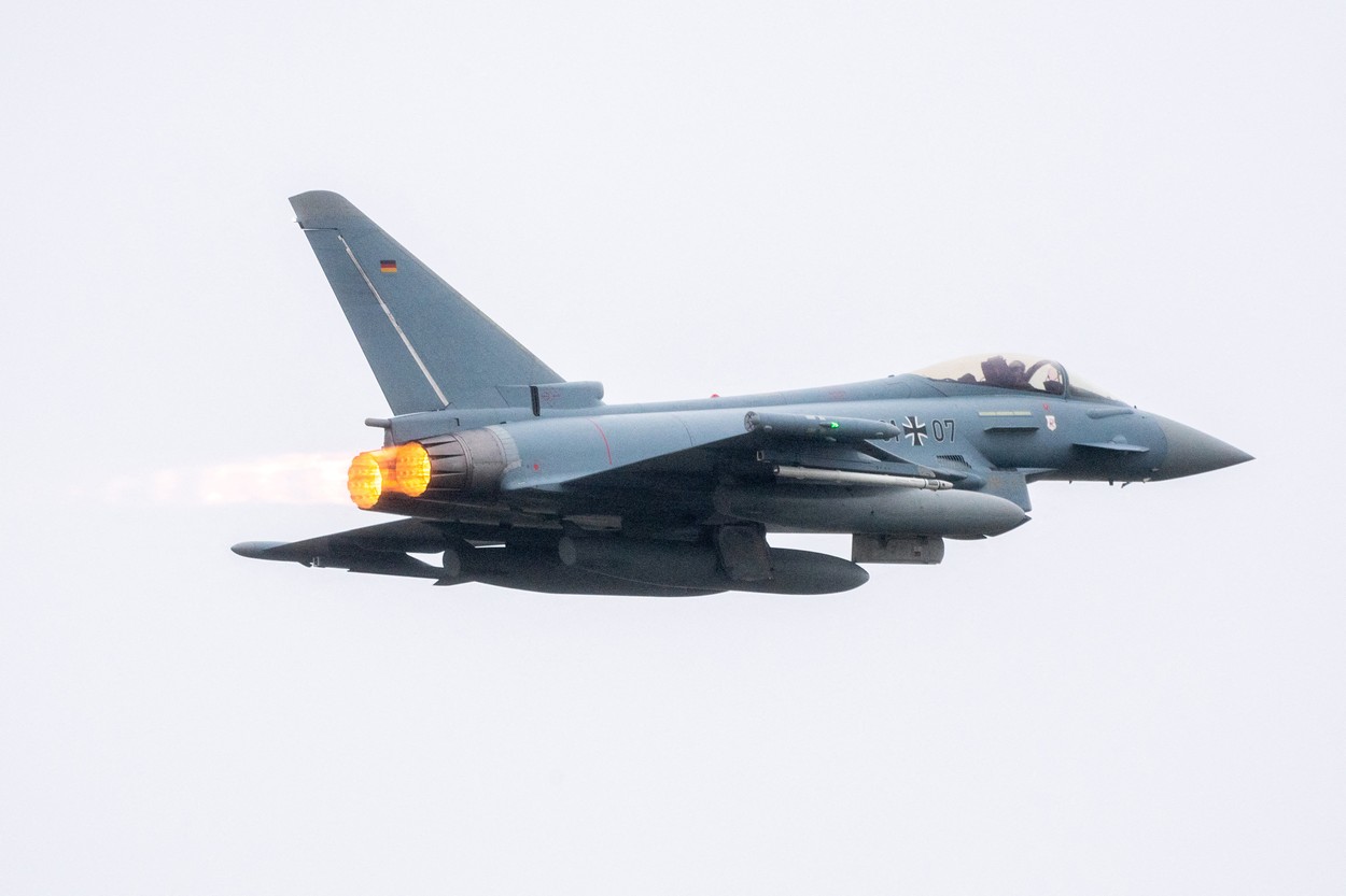MApN: Alte 3 avioane Eurofighter Typhoon ale Germaniei au aterizat la Kogălniceanu. Tot azi au mai sosit două F-35 ale SUA