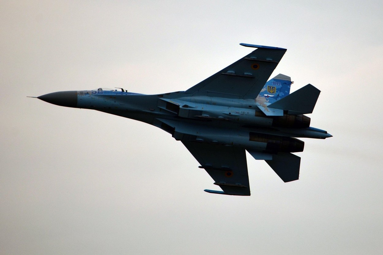 Dîncu: Avionul ucrainean care a aterizat la Bacău s-a rătăcit. Aeroportul de pe care a plecat era distrus