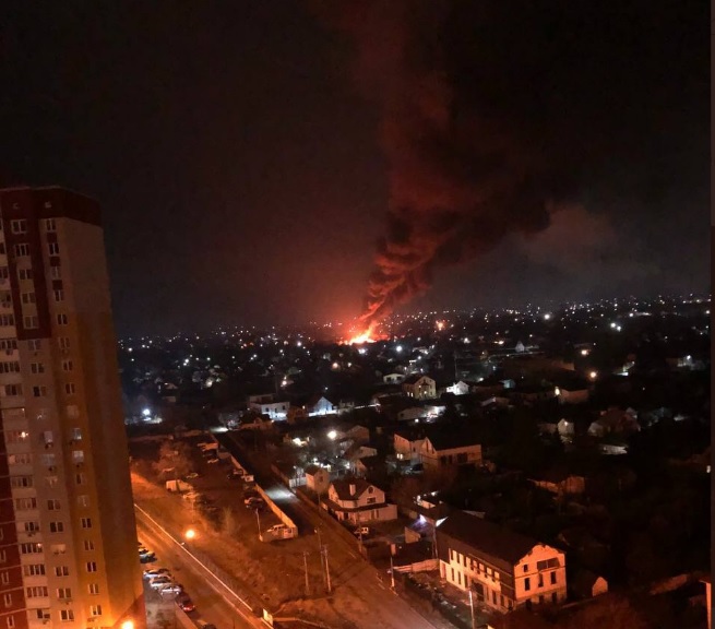 A doua zi de război în Ucraina. Rușii au intrat în Kiev, civilii primesc arme și cockteiluri molotov. Un avion rusesc a fost doborât